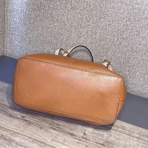 MICHAEL KORS Tan Tote snap closure 4 outside pockets. Adjustable Straps - Picture 8 of 14